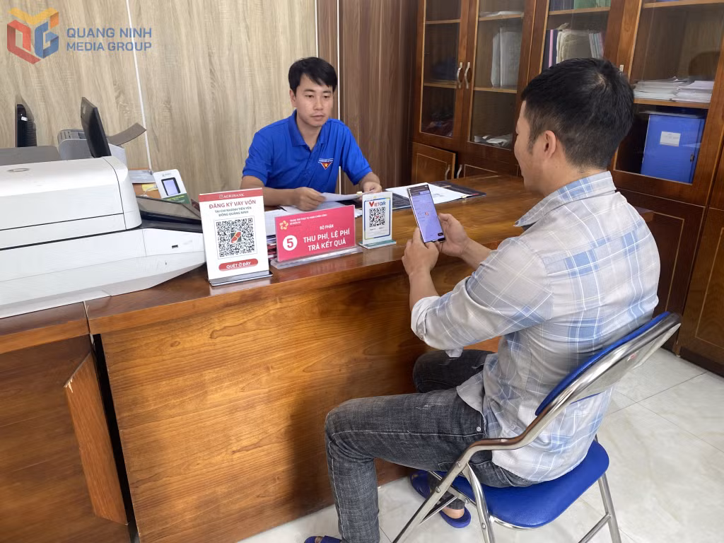 Người dân xã Điền Xá thanh toán điện tử lệ phí thủ tục hành chính tại Trung tâm Phục vụ hành chính công của xã.
