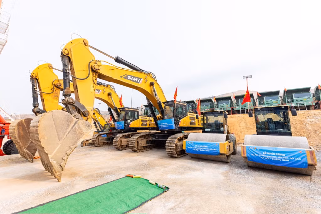 Các phương tiện, máy móc sẵn sàng phục vụ thi công dự án.