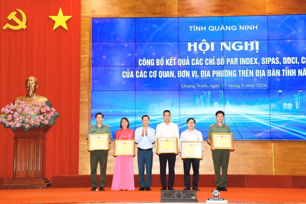 Đồng chí Lê Văn Ánh, Phó Chủ tịch UBND tỉnh, trao Bằng khen của Chủ tịch UBND tỉnh cho tác giả, nhóm tác giả đạt giải Nhất, Nhì, Ba tại Cuộc thi “Tìm kiếm sáng kiến, giải pháp cải cách hành chính tỉnh Quảng Ninh năm 2025”.