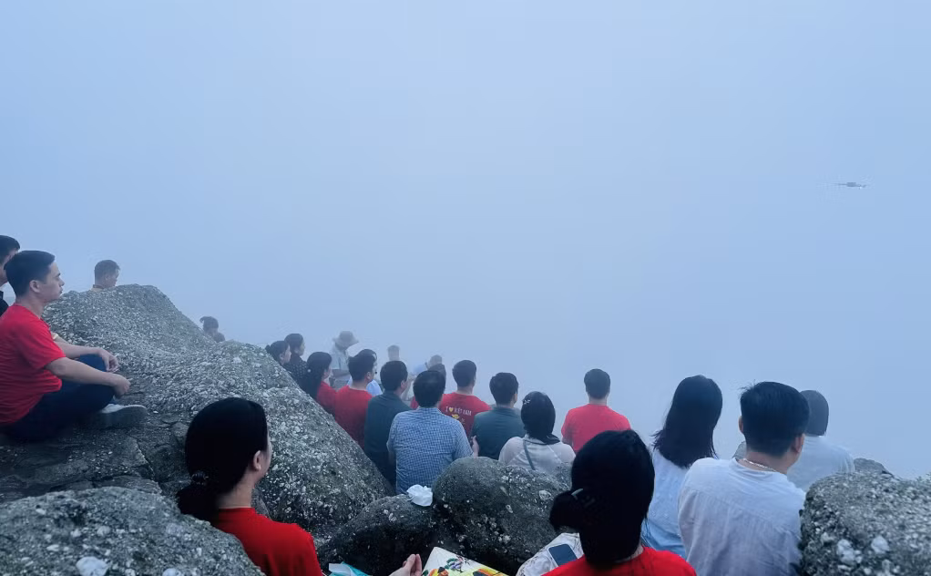 ...Hoặc cùng nhau chờ đón ánh bình minh. 