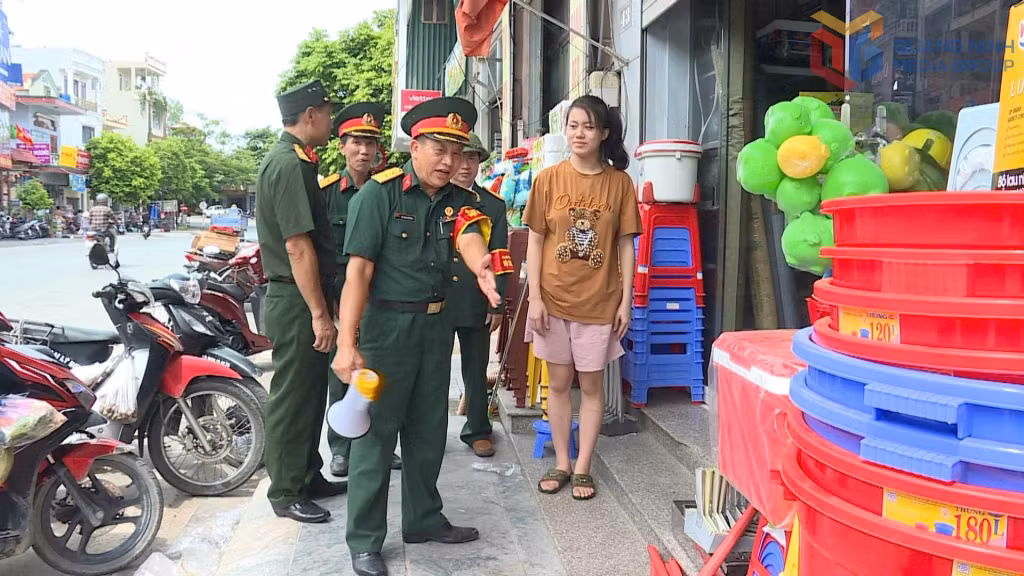 CCB phường Việt Hưng tuyên truyền, nhắc nhở người dân tuân thủ pháp luật về ATGT, không lấn chiếm vỉa hè, lòng đường làm nơi kinh doanh.
