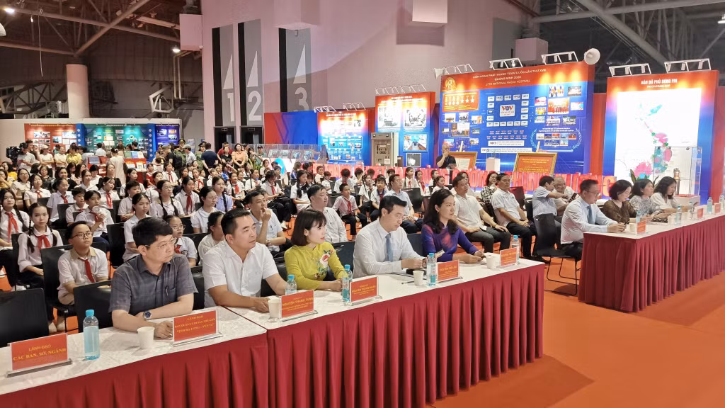 Các đại biểu và đông đảo người dân, du khách dự lễ khai mạc.
