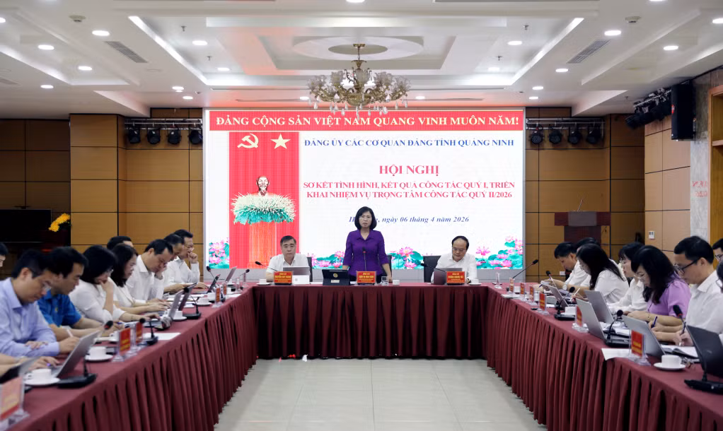 Đồng chí Trịnh Thị Minh Thanh, Phó Bí thư Thường trực Tỉnh ủy, Chủ tịch HĐND tỉnh, Bí thư Đảng ủy các cơ quan Đảng tỉnh, phát biểu kết luận hội nghị.