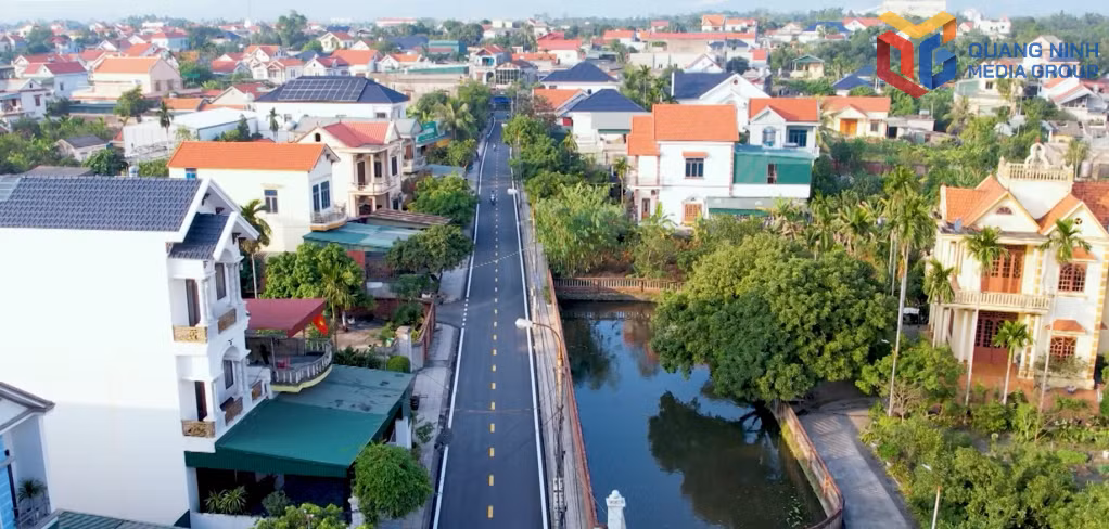 Một góc Khu phố Sông Khoai 8 ngày càng khang trang, trù phú; nhiều tuyến đường được đầu tư theo phương châm Nhà nước và nhân dân cùng làm, góp phần đổi mới diện mạo địa phương.