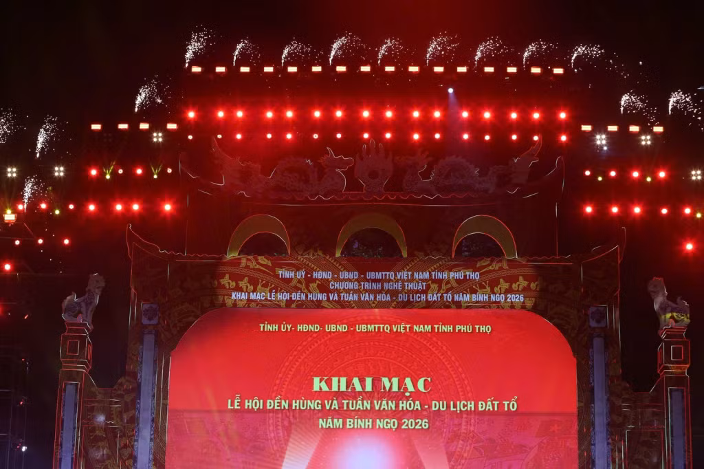 Màn pháo bông khai hội.