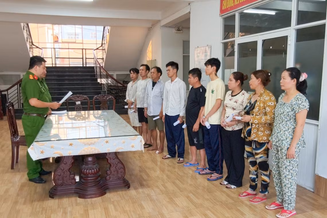 Cơ quan điều tra đọc lệnh bắt bị can để tạm giam. Ảnh: Công an Cần Thơ