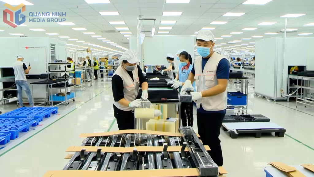 Sản xuất, lắp ráp linh kiện điện tử tại Công ty TNHH Bumjin Electronics Vina (KCN Đông Mai).