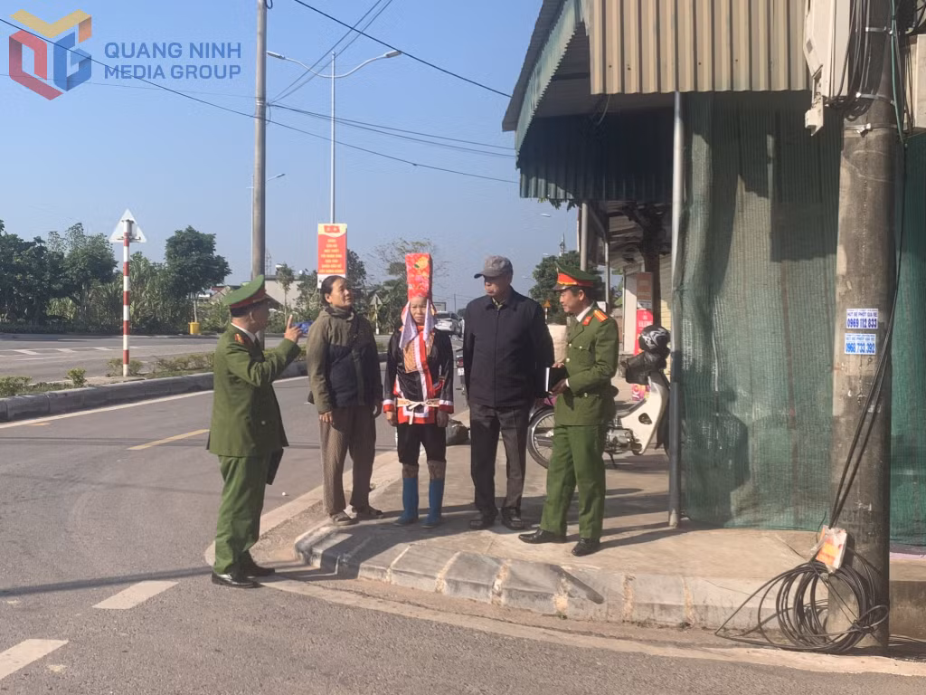 Công an xã Quảng Tân tuyên truyền pháp luật cho người dân trên địa bàn.