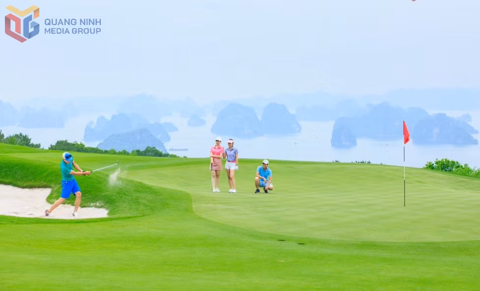 Du khách chơi golf tại sân golf FLC Hạ Long.