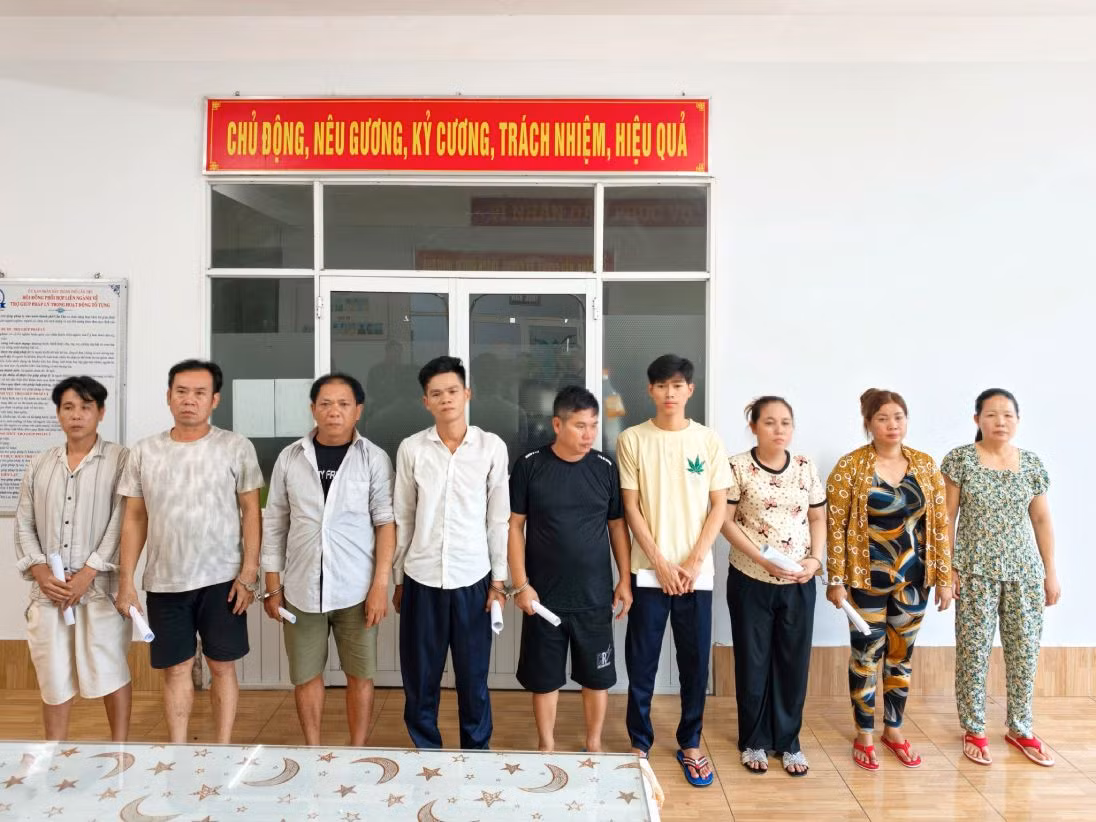 9 bị can liên quan đến hành vi cướp giật tài sản bị bắt giữ. Ảnh: Công an Cần Thơ