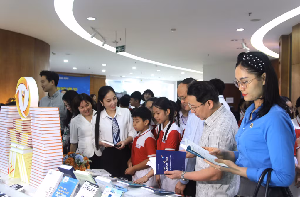 Các đại biểu tham quan không gian trưng bày sách tại Bảo tàng - Thư viện Quảng Ninh.