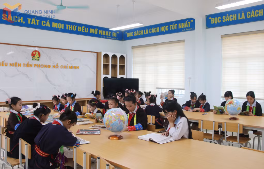 "Không gian đọc sách, tương tác và sinh hoạt Đội" tại Trường Phổ thông dân tộc nội trú TH&amp;THCS Quảng Đức do Tỉnh Đoàn - Hội đồng Đội trao tặng.