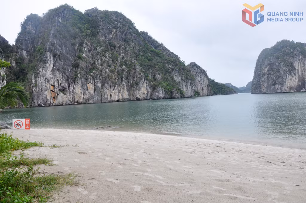Hành trình VHL3, VHL4 có nhiều bãi cát nhỏ ven chân núi nhưng chưa được cấp phép để phục vụ khách du lịch. Ảnh chụp tại bãi cát khu vực hang Cỏ.
