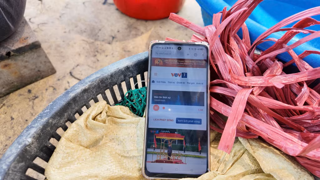 Chiếc điện thoại thông minh có kết nối internet và các kênh sóng của Đài Tiếng nói Việt Nam lâu nay đã luôn là “người bạn đồng hành” của ngư dân Cô Tô.