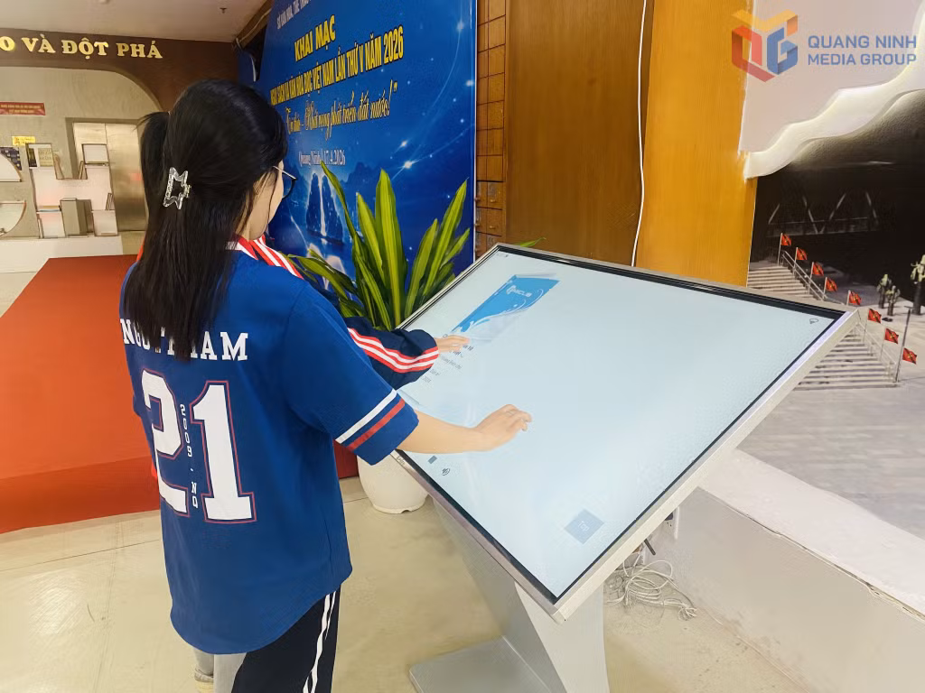Học sinh sử dụng thiết bị tương tác để tra cứu tài liệu phục vụ cho học tập.