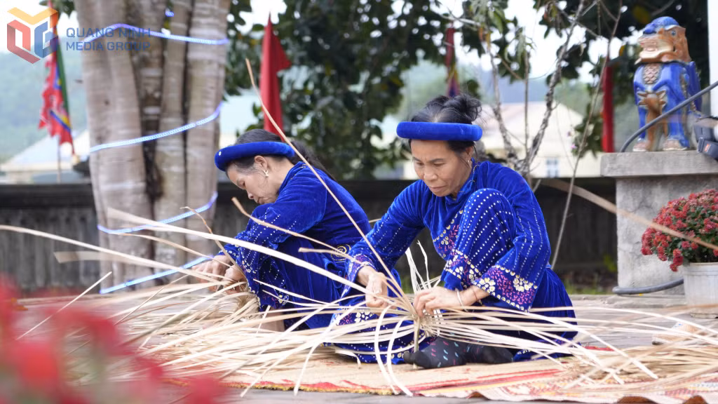  Nghệ nhân Các nghệ nhân dân tộc Tày trình diễn đan quạt cọ truyền thống tại Lễ hội đình Làng Dạ (xã Kỳ Thượng) năm 2026. Ảnh: Mai Linh