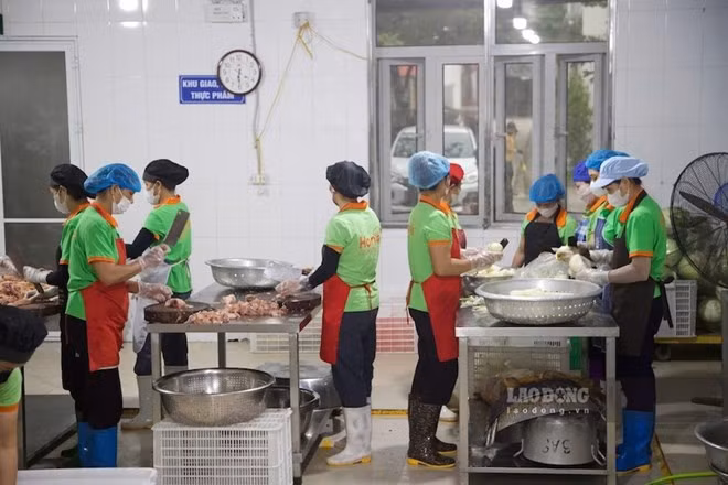 Một công ty suất ăn công nghiệp chuẩn bị, cung cấp thực phẩm cho các trường học trên địa bàn TP Hà Nội ngày 2.4 . Ảnh: Tường Vân