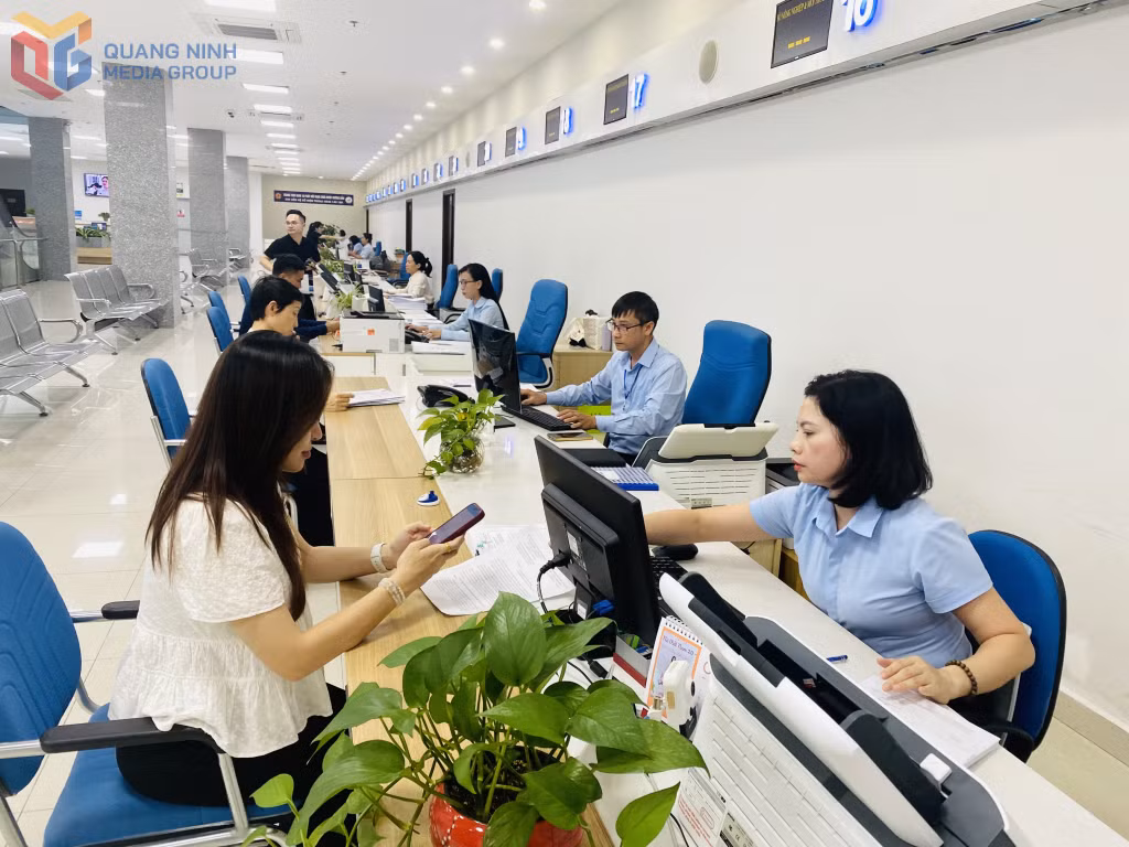Cán bộ Trung tâm Phục vụ hành chính công tỉnh giải quyết thủ tục hành chính cho công dân.