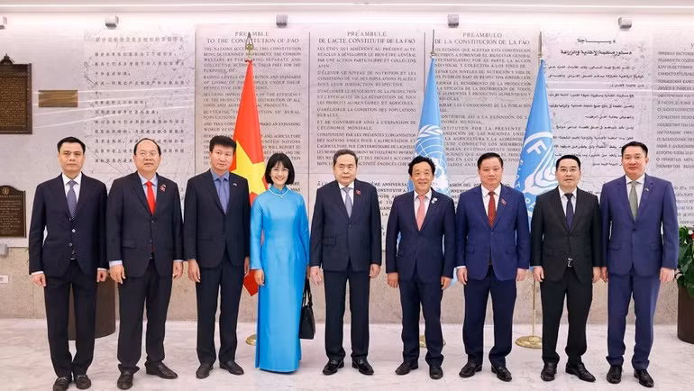 Chủ tịch Quốc hội Trần Thanh Mẫn và Tổng Giám đốc Tổ chức Lương thực và Nông nghiệp Liên hợp quốc (FAO) Qu Dongyu cùng các đại biểu chụp ảnh chung. (Ảnh: Doãn Tấn/TTXVN)