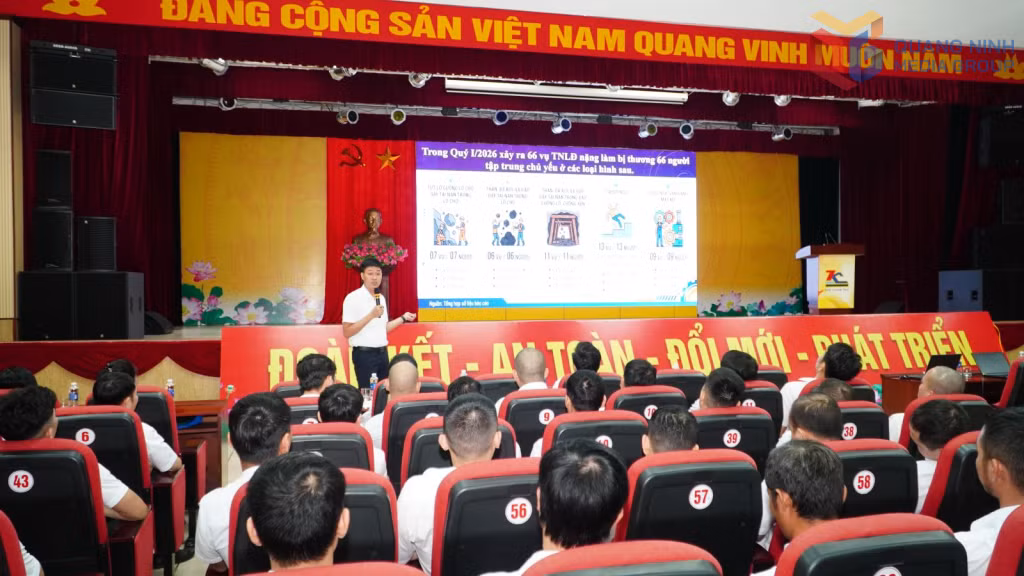 Tuyên truyền nâng cao nhận thức về công tác ATVSLĐ tại Công ty Than Khe Chàm (Ảnh: Quang Tập - CTV).