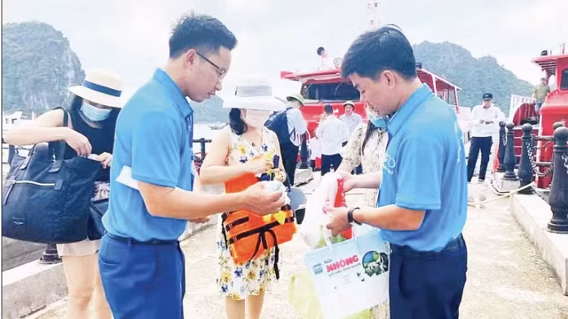 Du khách lên đảo Cô Tô được hướng dẫn sử dụng túi đựng thân thiện với môi trường thay cho túi nilon và túi nhựa. (Ảnh: QUANG THỌ)