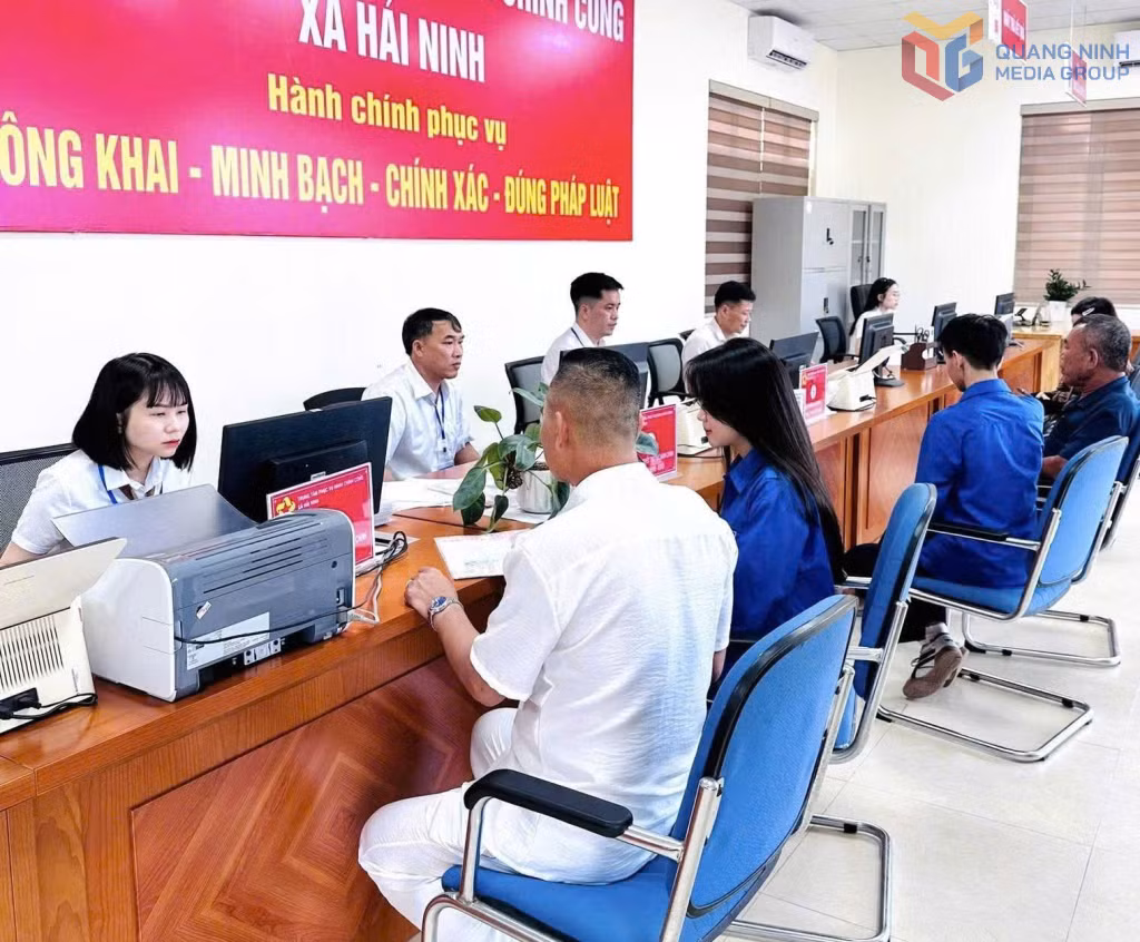 Tiếp nhận thủ tục hành chính tại Trung tâm phục vụ hành chính công xã Hải Ninh