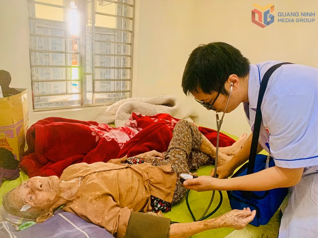 Bác sĩ Trạm Y tế phường Móng Cái 2 khám sàng lọc, tư vấn tại hộ gia đình cho người cao tuổi.