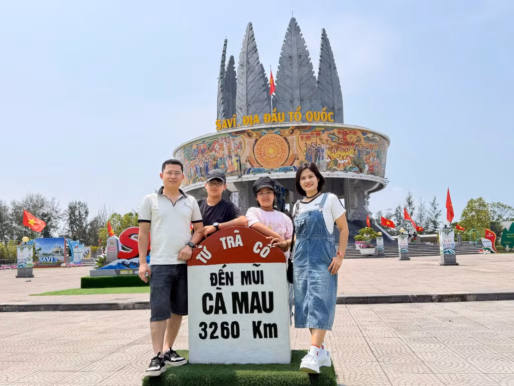 Du khách tham quan, chụp hình lưu niệm tại Cụm thông tin cổ động biên giới Sa Vỹ, phường Móng Cái 1.
