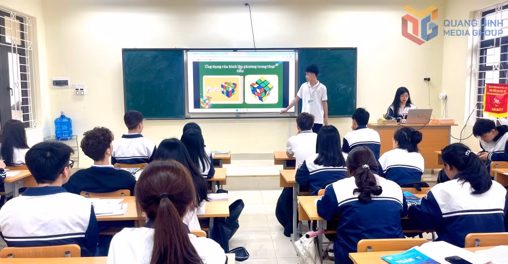 Em Lan Nguyễn Anh Quân, lớp 11A1, Trường THPT Ba Chẽ (đứng trên bục giảng) thuyết trình tại lớp.