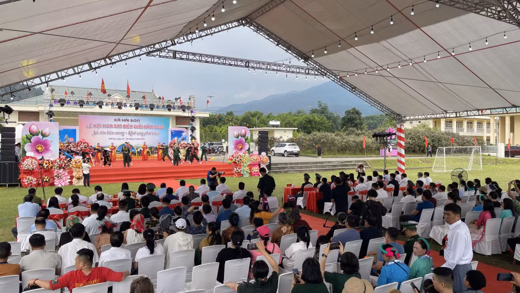 Đông đảo người dân và du khách tham gia lễ hội.
