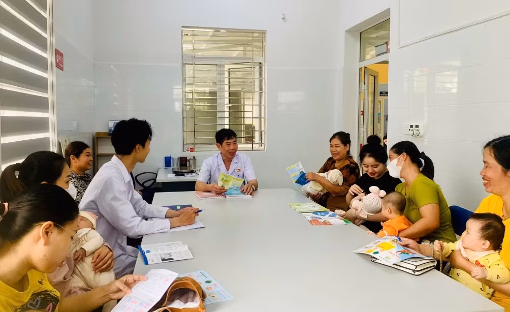 Cán bộ y tế Trạm Y tế phường Móng Cái 2 tuyên truyền về tiêm chủng mở rộng cho người dân.