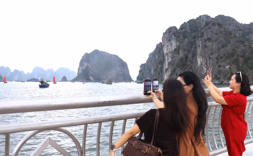 Các thành viên trong Đàon thích thú ghi lại hình ảnh thuyền ba vách trên Vịnh Hạ Long. 