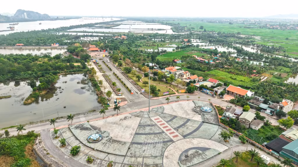 Không gian diễn ra lễ hội tại đền thờ Trần Hưng Đạo, miếu Vua Bà.