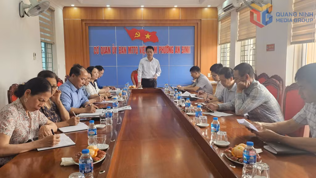 Đồng chí Vũ Quang Trực, Phó Chủ tịch Ủy ban MTTQ Việt Nam tỉnh Quảng Ninh làm việc tại phường An Sinh về hoạt động của Ban TTND và Ban GSĐTCCĐ.