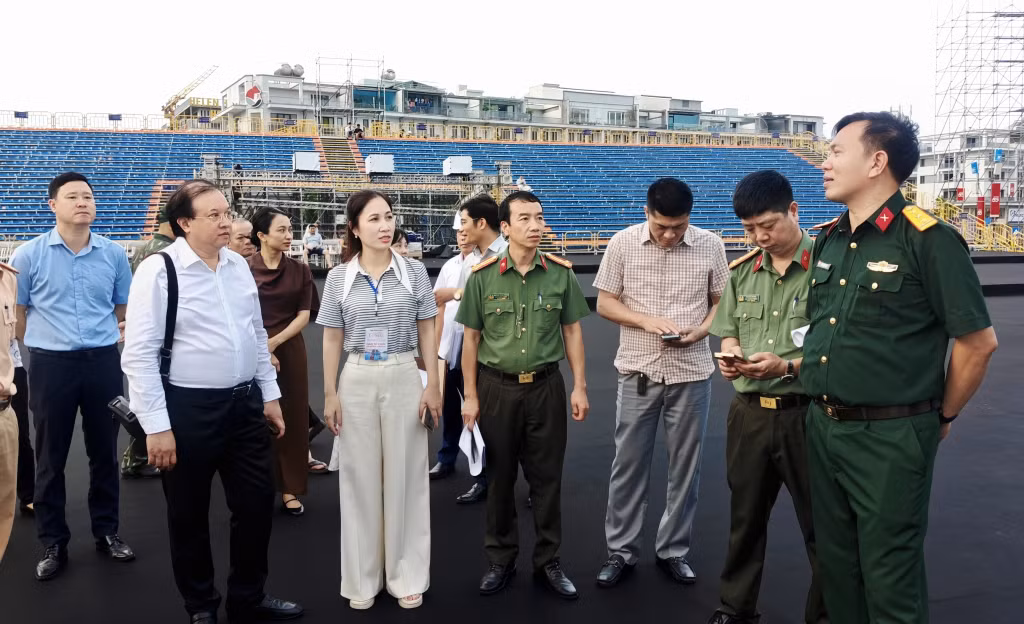 Đồng chí Tạ Quang Đông, Thứ trưởng Bộ Văn hoá, Thể thao và Du lịch, Tổng đạo diễn Chương trình nghệ thuật khai mạc Carnaval Hạ Long 2026 cùng các thành viên của Ban Tổ chức kiểm tra tại địa điểm tổ chức sự kiện.
