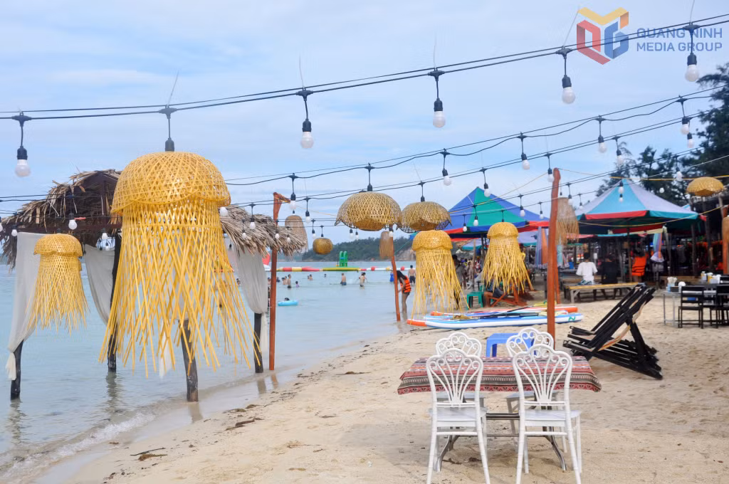 Bãi tắm Hồng Vàn trên đảo Cô Tô lớn.