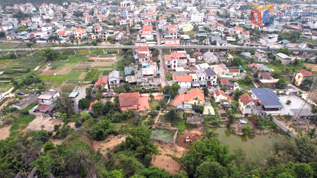 Các hộ dân tại khu 2 phường Quang Hanh hiến đất làm suối thoát nước