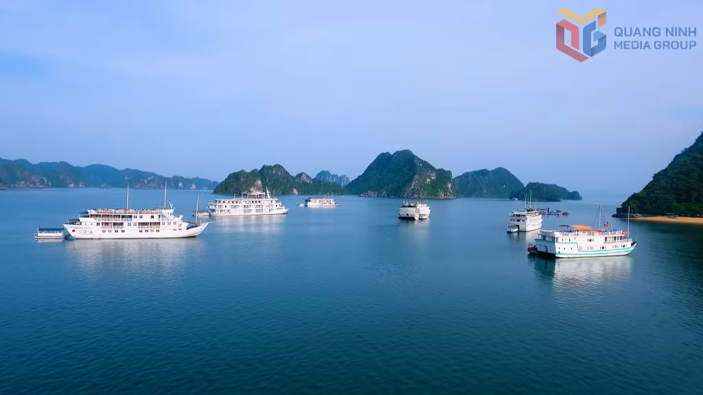 Du lịch tham quan, nghỉ đêm trên vịnh Hạ Long tiếp tục là sản phẩm hấp dẫn, thu hút khách quốc tế.