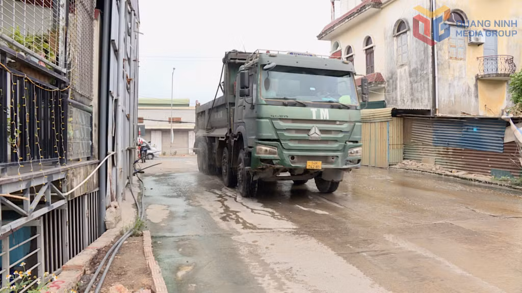 Phản ánh của người dân về việc bơm nước từ mương nước thải sinh hoạt lên rửa lốp xe, dập bụi trong hoạt động vận chuyển đất tại khu giáp ranh khu Trưng Vương 7 và Khu Tre Mai, phường Vàng Danh là đúng sự thực.