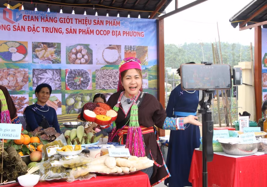 Không chỉ khéo léo trong chế biến các món ăn truyền thống, phụ nữ dân tộc Dao Thanh Y (xã Điền Xá) tự tin livestream giới thiệu và bán hàng nông, lâm sản địa phương tại chợ phiên Hà Lâu. Nghệ nhân Các nghệ nhân dân tộc Tày trình diễn đan quạt cọ truyền thống tại Lễ hội đình Làng Dạ (xã Kỳ Thượng) năm 2026. Ảnh: Mai Linh
