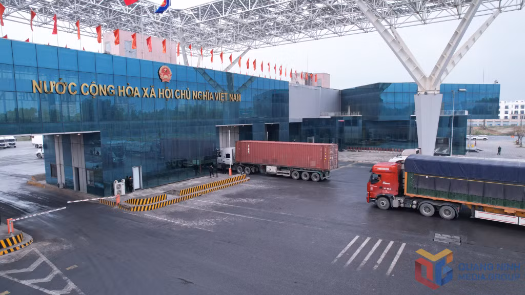 Các phương tiện thông quan cuối tuần qua cửa khẩu Bắc Luân II.