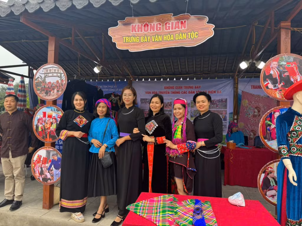 Du khách hào hứng "check-in" tại Ngày hội Văn hóa, thể thao các dân tộc xã Điền Xá - Chợ phiên văn hóa vùng cao Hà Lâu năm 2026.