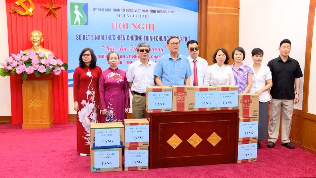 Hội Bảo trợ Người khuyết tật và Trẻ mồ côi tỉnh tặng quà cho hội viên Hội Người mù tỉnh Quảng Ninh.