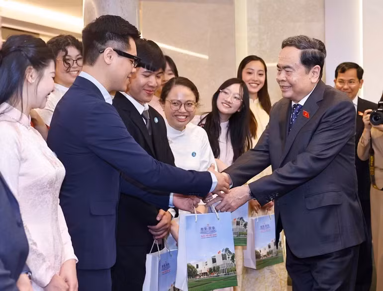 Chủ tịch Quốc hội Trần Thanh Mẫn tặng quà cho đại diện Hội sinh viên và lưu học sinh Việt Nam tiêu biểu tại Italy. (Ảnh: Doãn Tấn – TTXVN)