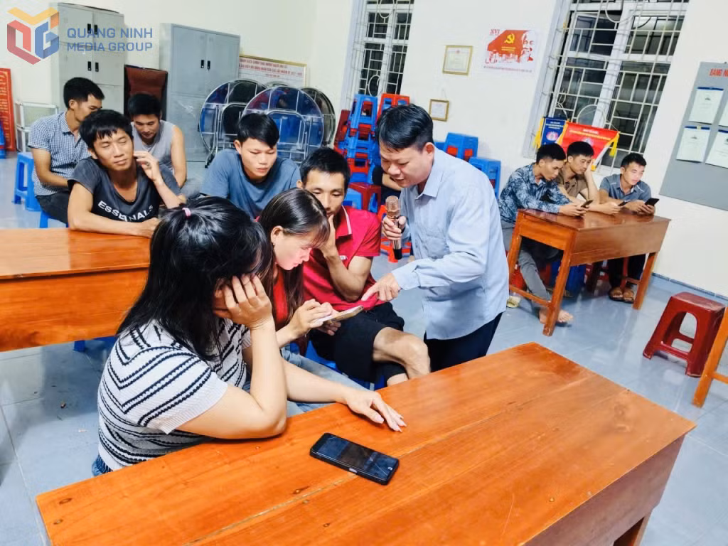 Lãnh đạo Trung tâm Phục vụ hành chính công xã Điền Xá hướng dẫn cho người dân thôn Pắc Phai nộp TTHC qua dịch vụ công trực tuyến.