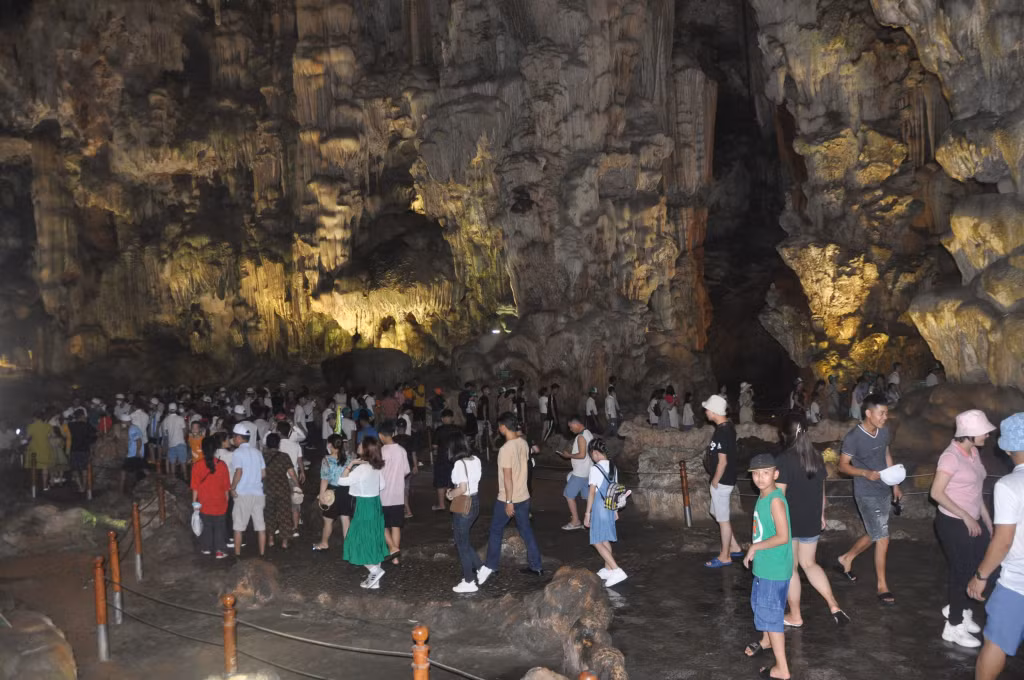 Hang Thiên Cung - Đầu Gỗ là một trong những điểm thu hút rất đông du khách tham quan hằng năm.