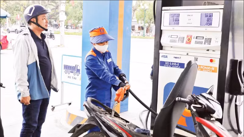 Khách hàng mua xăng trên đường Quang Trung, phường Trần Hưng Đạo, tỉnh Hưng Yên. (Ảnh: TTXVN)