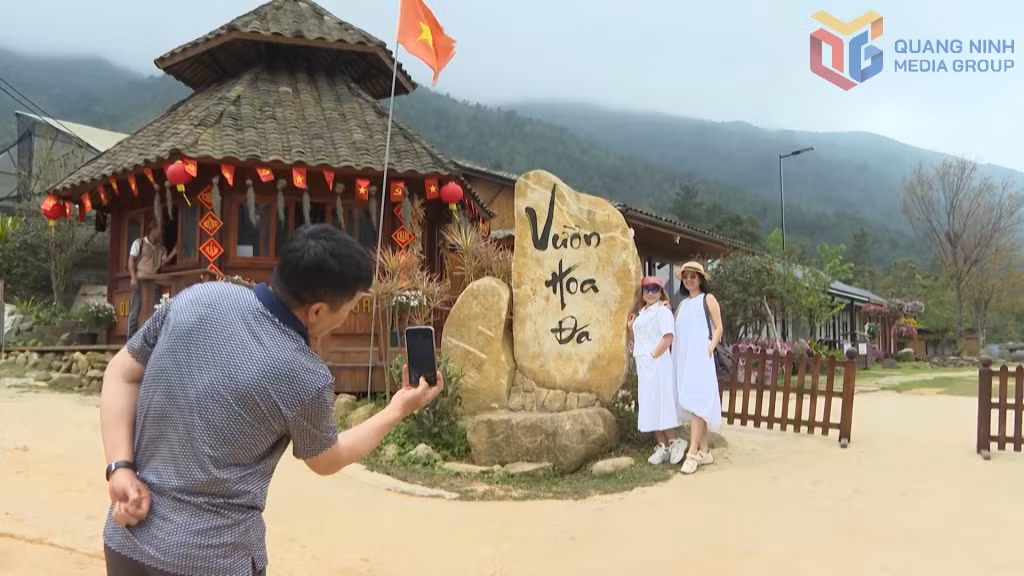 Du khách chụp ảnh lưu niệm tại Bình Liêu Farmstay.