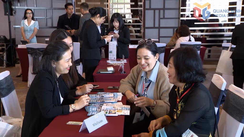 Các doanh nghiệp du lịch Quảng Ninh và Thái Lan trao đổi, kết nối hợp tác tại Chương trình quảng bá du lịch Quảng Ninh với Đoàn Famtrip Thái Lan.