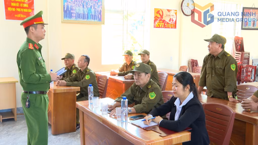 Lực lượng công an truyền đạt kiến thức pháp luật cho đội ngũ Bí thư Chi bộ, Trưởng khu và ANCS phường Mạo Khê.